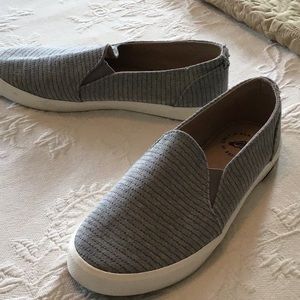 Roxy slip on tennis shoes